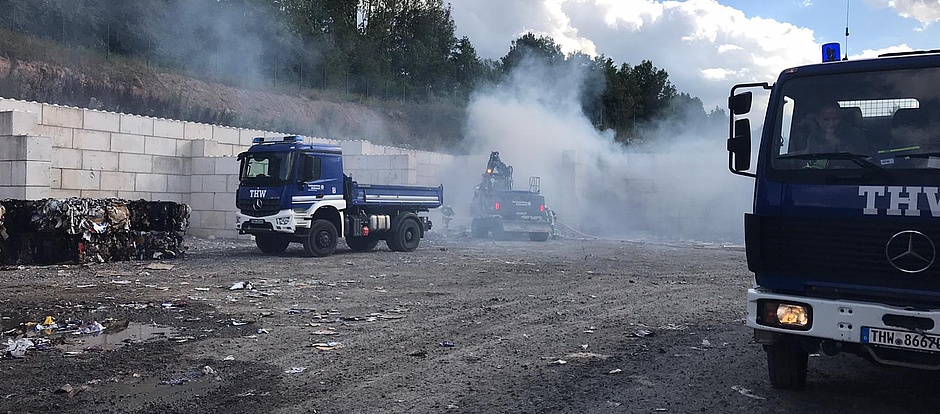 Über 100 Einsatzkräfte von Feuerwehr, Technischem Hilfswerk und DRK vor Ort